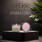 SerrBeauty Geranie & Zitrone Bienenwachs Duftkerze 125 g in einem stilvollen Glasbehälter mit Deckel. Handgefertigt aus biologischem Bienenwachs für eine erfrischende und stimmungsaufhellende Atmosphäre.