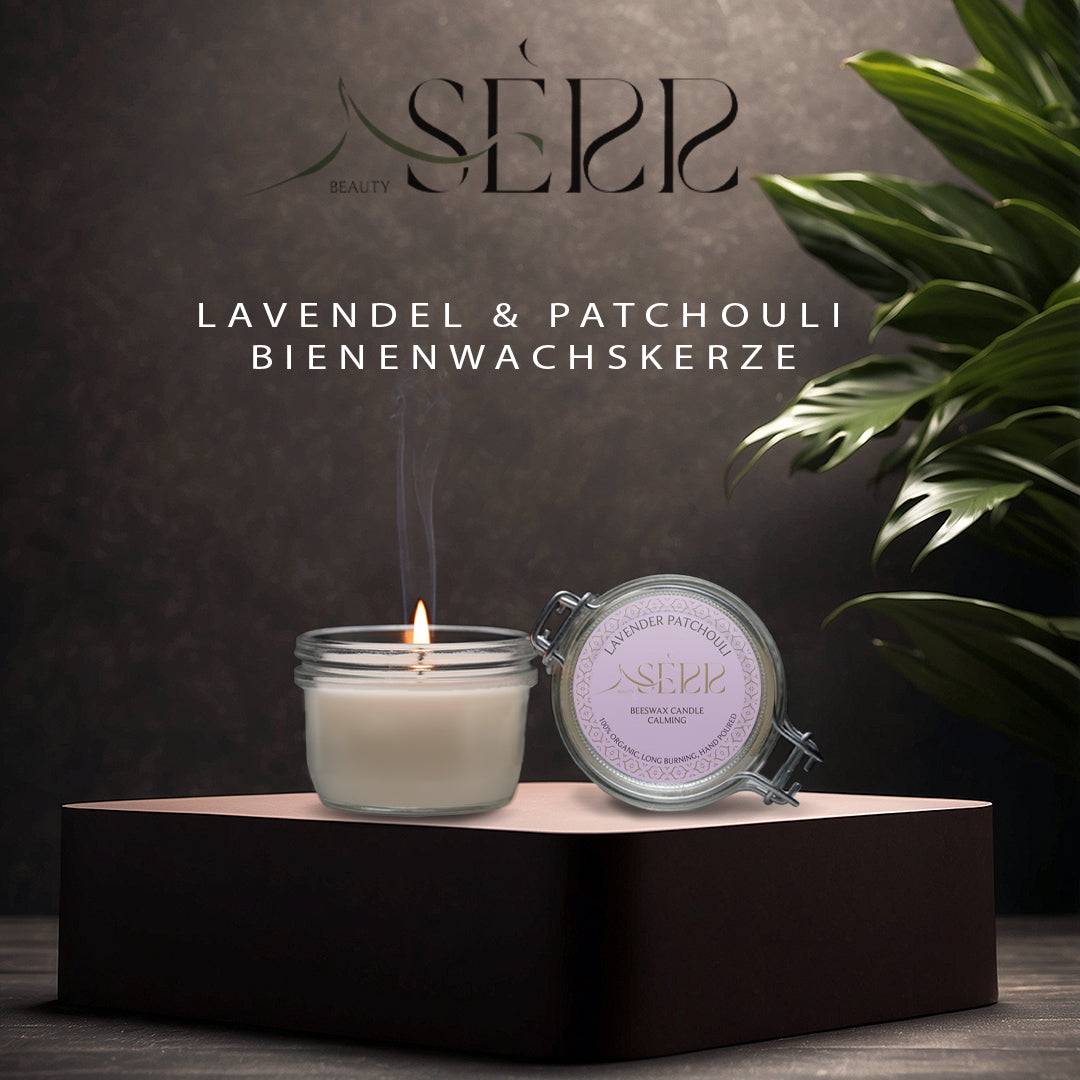 SerrBeauty Lavendel & Patchouli Bienenwachs Duftkerze 125 g in stilvoller Glasverpackung mit Deckel. Handgefertigte Bio-Bienenwachskerze für entspannende Aromatherapie.