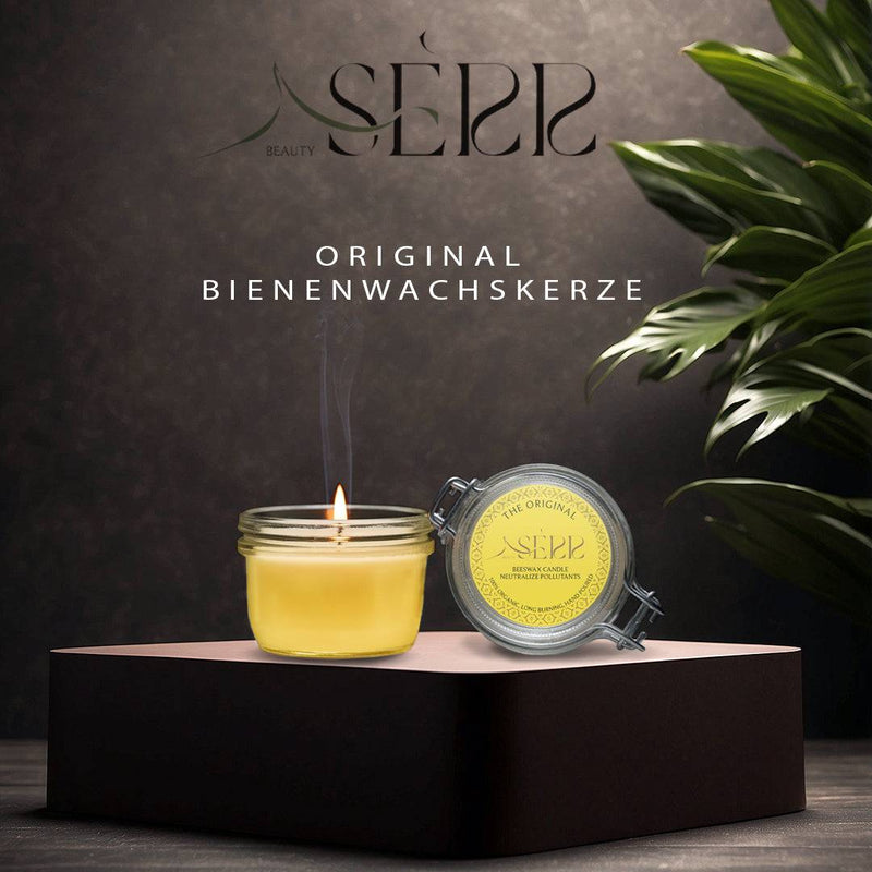 SerrBeauty Original Bienenwachskerze 125 g in einem Glasbehälter mit brennender Flamme, aus 100 % purem Bio-Bienenwachs. Perfekt für eine natürliche, beruhigende Atmosphäre.