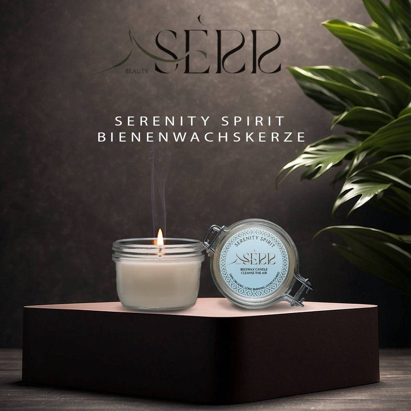 SerrBeauty Serenity Spirit Bienenwachs Duftkerze 125 g auf einem stilvollen Podest. Die handgefertigte Bio-Kerze mit Teebaum- und Eukalyptus-Ölen sorgt für eine beruhigende und erfrischende Atmosphäre.