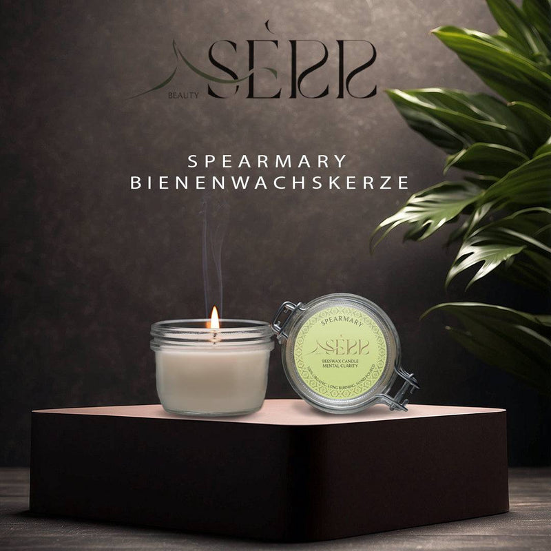 SerrBeauty Spearmary Bienenwachs Duftkerze 125 g in stilvoller Glasverpackung mit Deckel. Handgefertigte Bio-Kerze mit erfrischendem Rosmarin- und Krauseminzduft.